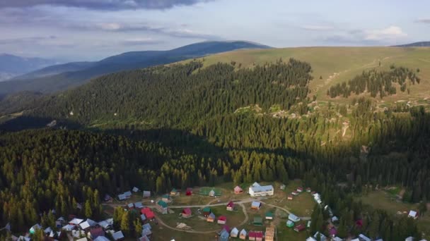 Vista Aérea Bela Paisagem Montanhosa Com Aldeia Entre Florestas Árvores — Vídeo de Stock