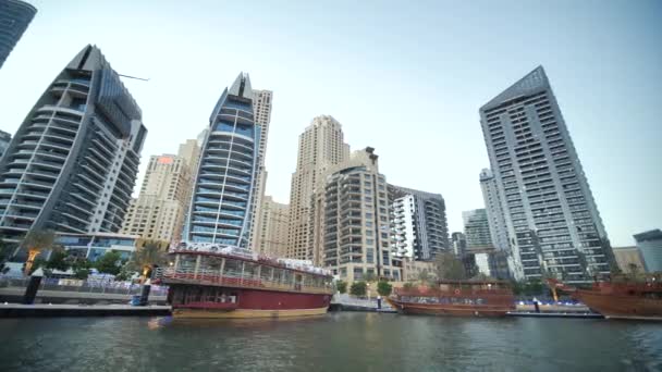 Dubai Marina Bae Vintage Turistik Gemiler Waterfront Modern Residential Buildings — Stok video