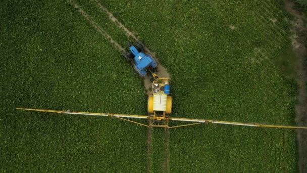 Rekaman Drone Tepat Atas Traktor Dengan Penyemprot Ekor Berbelok Kiri — Stok Video