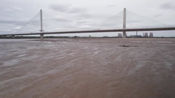 Drone Movendo Através Uma Barra Areia Uma Ponte Suspensa Que — Vídeo de Stock