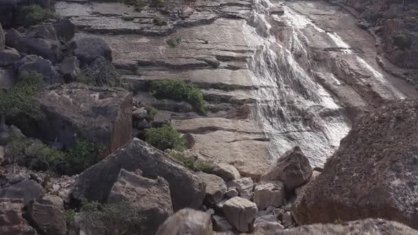 Macizos Piedra Muros Montaña Isla Socotra Cámara Volando Lentamente Arriba — Vídeos de Stock