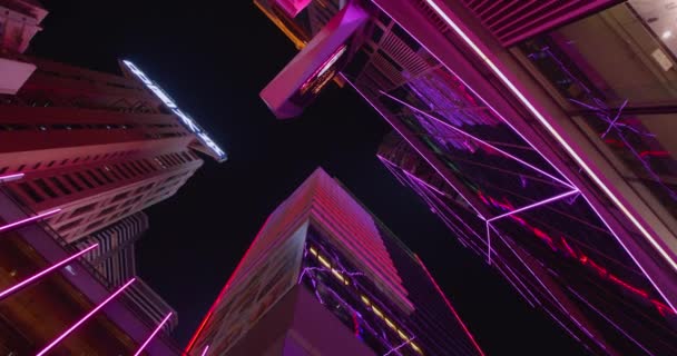 Mirando Hacia Arriba Tiro Rascacielos Noche Iluminando Noche Dando Ambiente — Vídeos de Stock