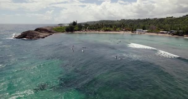 Veduta Aerea Dei Surfisti Nelle Acque Poco Profonde Isabela Porto — Video Stock