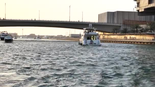 在迪拜港湾航道的游艇和游艇在黄金时间的阳光下航行 从移动的船只上看风景 — 图库视频影像