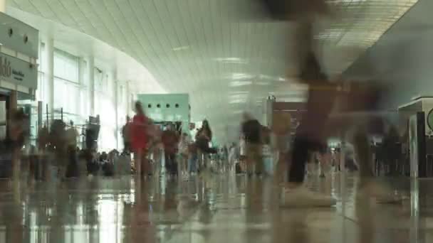 Passagerare Promenader Terminalen Prat Flygplats Barcelona Spanien Tidsfrist — Stockvideo