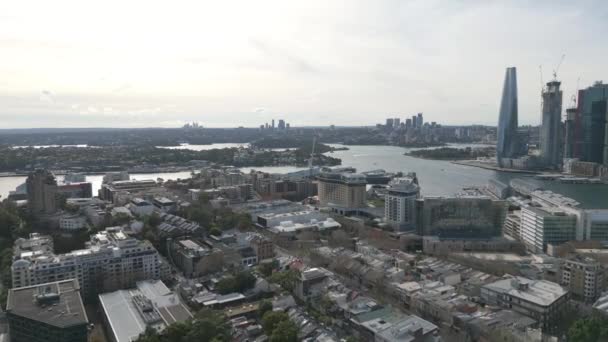 Drohnenflug Über Der Stadt Sydney Richtung Barangaroo Einem Bewölkten Tag — Stockvideo