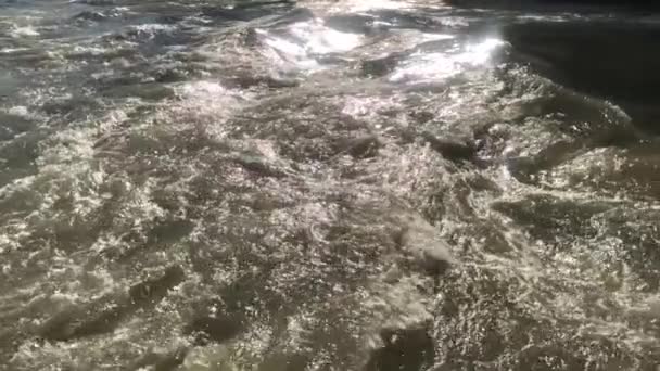 Extrémní Zpomalený Pohled Lesklou Řeku Odrazy Vody Slunečného Dne — Stock video