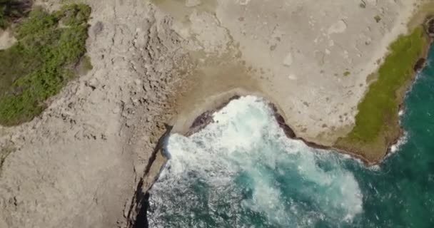Vista Aérea Acima Ondas Batendo Costa Rochosa Punta Jacinto Ensolarado — Vídeo de Stock