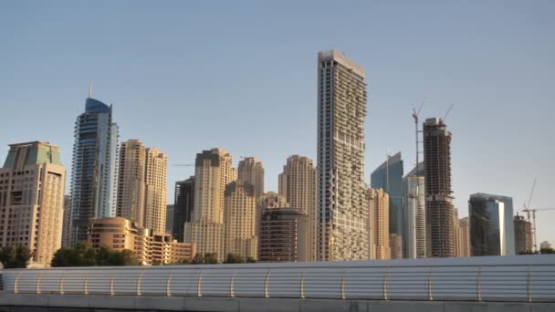 Dubai Sahil Binaları Otelleri Liman Taşınma Gemisinden Görünüm — Stok video