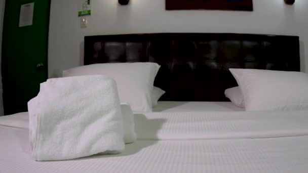 Pusty Pokój Hotelowy Czarno Białe Łóżko Poduszka Ręczniki Zbliżenie Pan — Wideo stockowe
