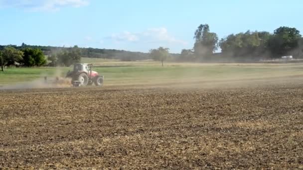 Kosong Lapangan Kering Yang Dibajak Oleh Traktor Kecil Yang Berputar — Stok Video