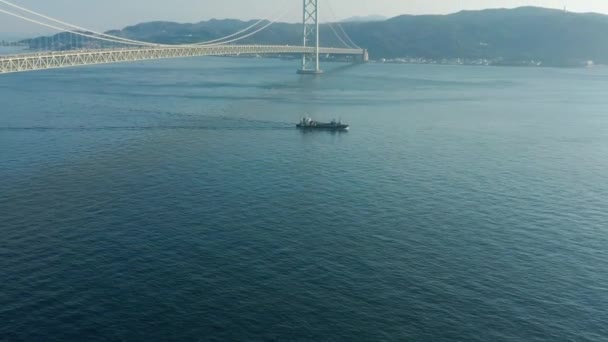 Navegación Barco Por Puente Akashi Kaikyo Con Isla Awaji Distancia — Vídeo de stock