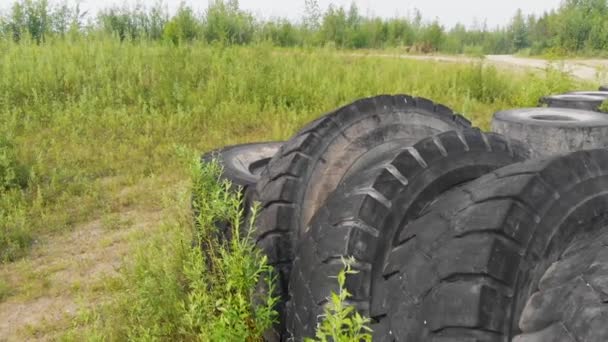 Drönarvideo Den Kasserade Jättegrävmaskinen Tire Pile Vildmarken Nära Fairbanks Sommardagen — Stockvideo