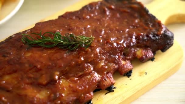 Gegrillte Und Gegrillte Rippchen Schweinefleisch Mit Bbq Sauce — Stockvideo