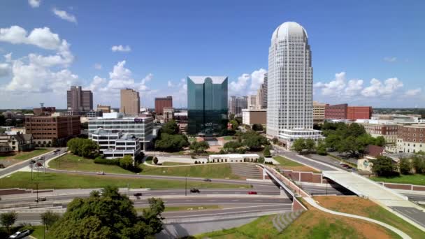 Órbita Aérea Winston Salem Norte Carolina Skyline — Vídeo de Stock