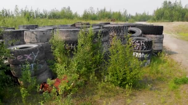 Drönarvideo Den Kasserade Jättegrävmaskinen Tire Pile Vildmarken Nära Fairbanks Sommardagen — Stockvideo