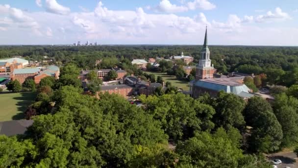 ノースカロライナ州ウィンストン セイラムのウェークフォレスト大学キャンパスで礼拝堂を待つ — ストック動画
