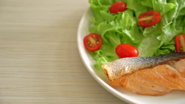 Filé Salmão Grelhado Bife Com Salada Legumes Estilo Comida Saudável — Vídeo de Stock