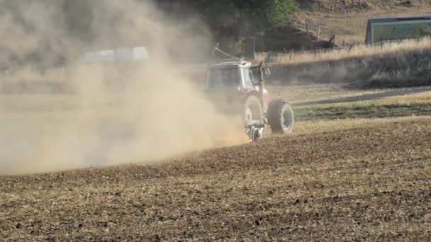 Červený Traktor Orá Skalnaté Vyschlé Pole Německém Venkově Obrovským Množstvím — Stock video