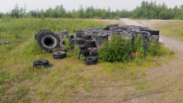 Drone Video Discarded Giant Koparka Pile Opon Dziczy Pobliżu Fairbanks — Wideo stockowe