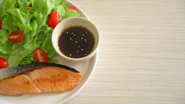 Ψητό Φιλέτο Σολομού Μπριζόλα Σαλάτα Λαχανικών Υγιεινό Στυλ Τροφίμων — Αρχείο Βίντεο