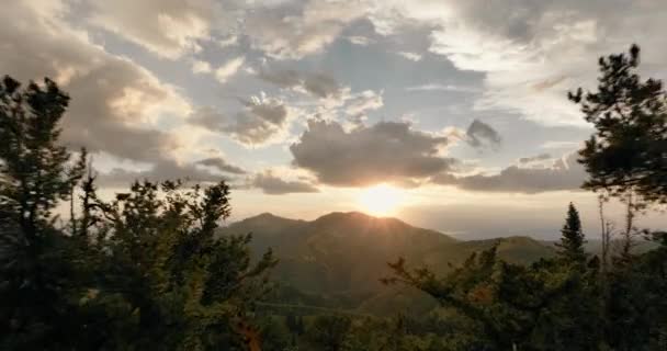 Luchtfoto Van Backcountry Bergketen Bij Zonsondergang Met Prachtige Wolkenvorming Een — Stockvideo