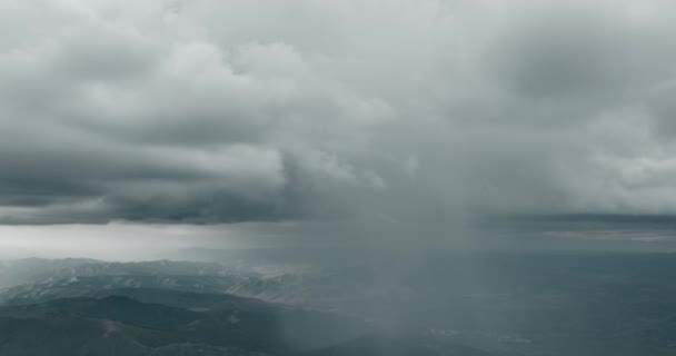 Καταιγίδα Σύννεφα Βροχή Ντους Κάτω Πάνω Από Οροσειρά — Αρχείο Βίντεο
