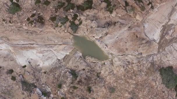 Kayaların Ortasındaki Doğal Göl Manzarası Uydu Görüntüsüne Benziyor Socotra Adası — Stok video