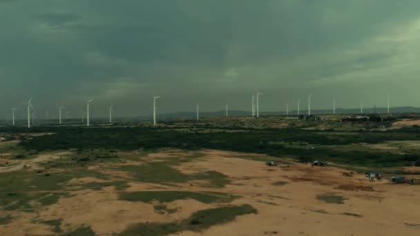 Luchtvliegen Naar Jhimpir Wind Power Plant Met Stormwolken Boven Hoofd — Stockvideo