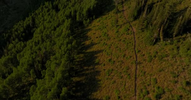 Aerial Backcountry Mountain Range Mint Két Kerékpáros Kerékpár Lefelé Nyomvonal — Stock videók