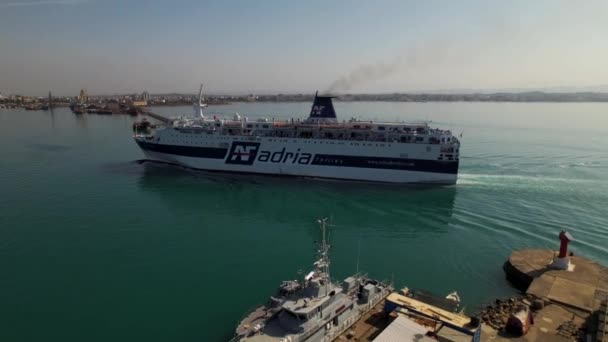 Het Zeevervoer Door Albanië Italië Zomer Toegenomen Veerboot Komt Haven — Stockvideo