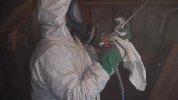 Pracownik Kombinezonie Ppe Rękawiczkami Maską Gazową Rozpyla Pestycydy Średni Strzał — Wideo stockowe