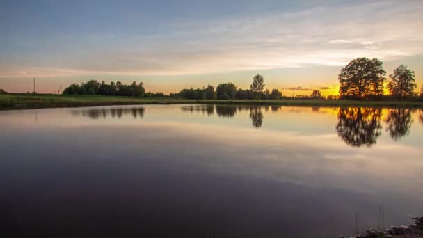 Timelapse Skott Solen Går Ner Bakgrunden Över Orörd Sjö Längs — Stockvideo