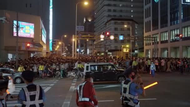 Carreteras Osaka Completamente Bloqueadas Por Multitud Personas Policía Gestiona Tráfico — Vídeo de stock