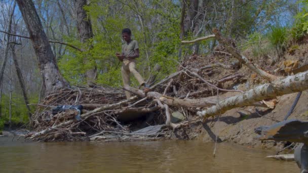 Pria Kulit Hitam Dewasa Bermain Memantul Dekat Sungai Kentucky Selama — Stok Video