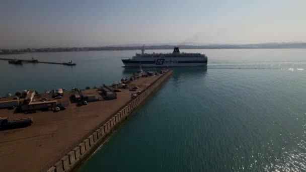 Komp Turistákkal Durres Kikötőjébe Tengeri Úton Albánia Olaszország — Stock videók