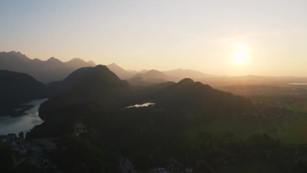 Αεροφωτογραφία Θέα Λίμνη Alpsee Και Hohenschwangau Κάστρο Ανατολή Του Ηλίου — Αρχείο Βίντεο