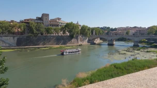 Łódź Turystyczna Rzece Tyber Pobliżu Słynnego Mostu Ponte Sant Angelo — Wideo stockowe