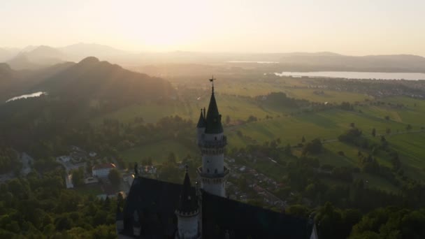 在德国 环绕着新斯旺斯坦城堡塔楼的空中景观 背景为福根湖 — 图库视频影像