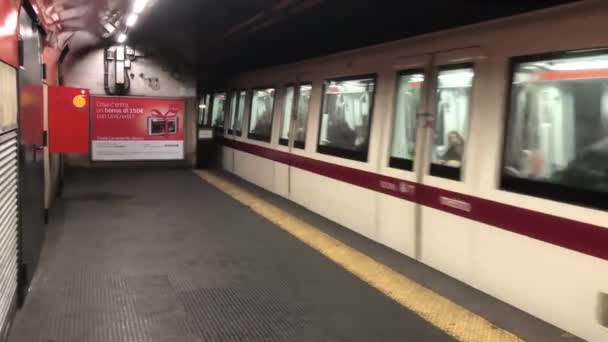 รถไฟใต ตาล โดยสารผ านสถาน — วีดีโอสต็อก