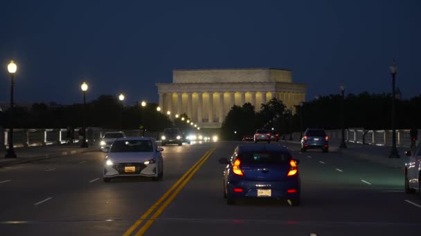 Carros Atravessam Ponte Memorial Arlington Aproximando Lincoln Memorial Noite Faróis — Vídeo de Stock