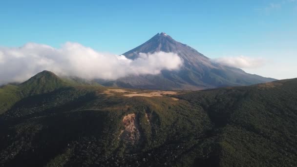 Langsame Umkehrung Des Vulkanischen Taranaki Berges Der Teilweise Von Dicken — Stockvideo