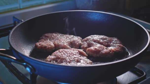 Friture Glissement Sur Des Galettes Hamburger Faites Avec Viande Maigre — Video