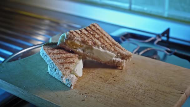 Geroosterde Volkorenbroodjes Gevuld Met Mayonaise Gekookte Eieren Kaas Rack Focus — Stockvideo