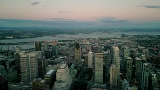 4K在魁北克蒙特利尔市市中心的一座大楼和摩天大楼在皇家蒙特利尔山美丽的落日中的鸟瞰画面 — 图库视频影像