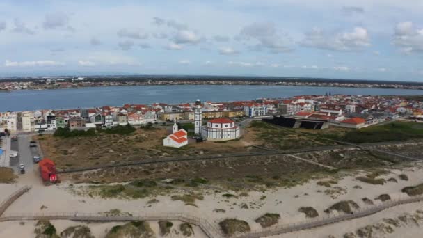 Igreja Matriz Costa Nova Och Stadsbilden Aveiro Portugal Cirkling Drönarskott — Stockvideo