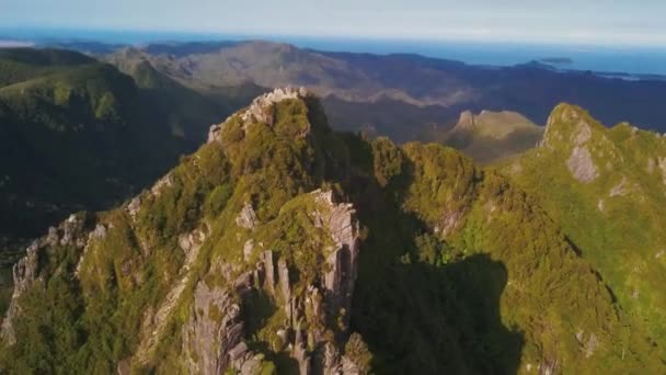Circulando Redor Pico Irregular Uma Das Montanhas Coromandel Nova Zelândia — Vídeo de Stock