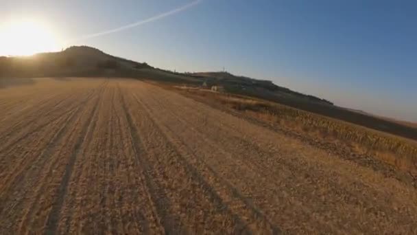 Schnelle Fpv Drohne Surrt Bei Sonnenaufgang Über Feldsteinbauernhausruinen — Stockvideo