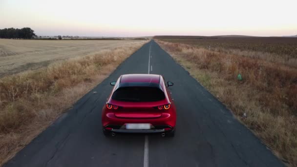 Mengkilap Mobil Merah Baru Drive Perlahan Lahan Jalan Sempit Melalui — Stok Video