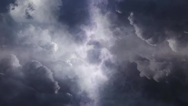 Ansicht Des Durchflugs Dunklen Kumulonimbuswolken — Stockvideo